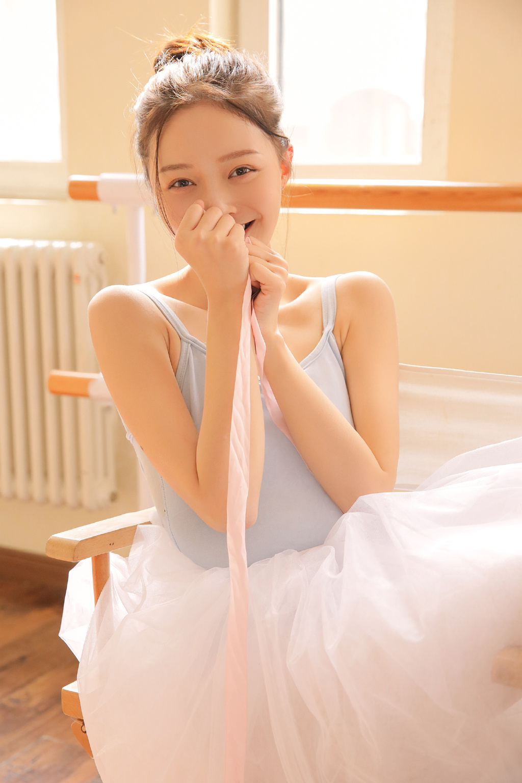 性感艺校美女自拍事业线美女写真图图片