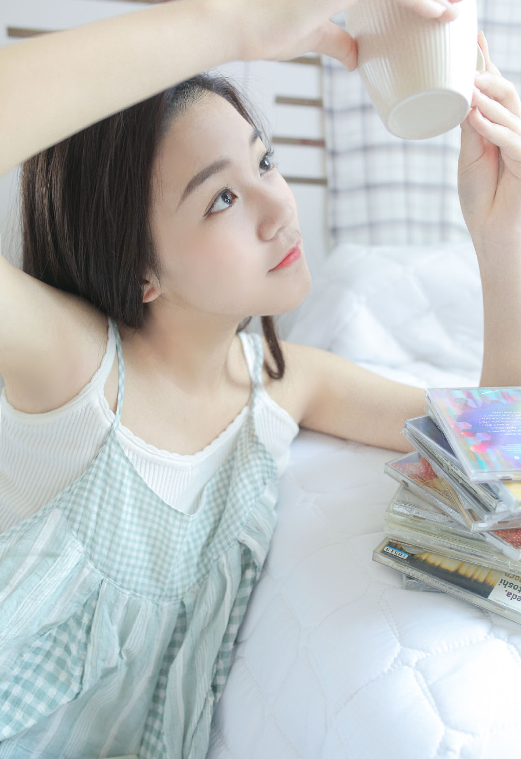 极品美女吊带短裤白丝袜诱惑写真图片