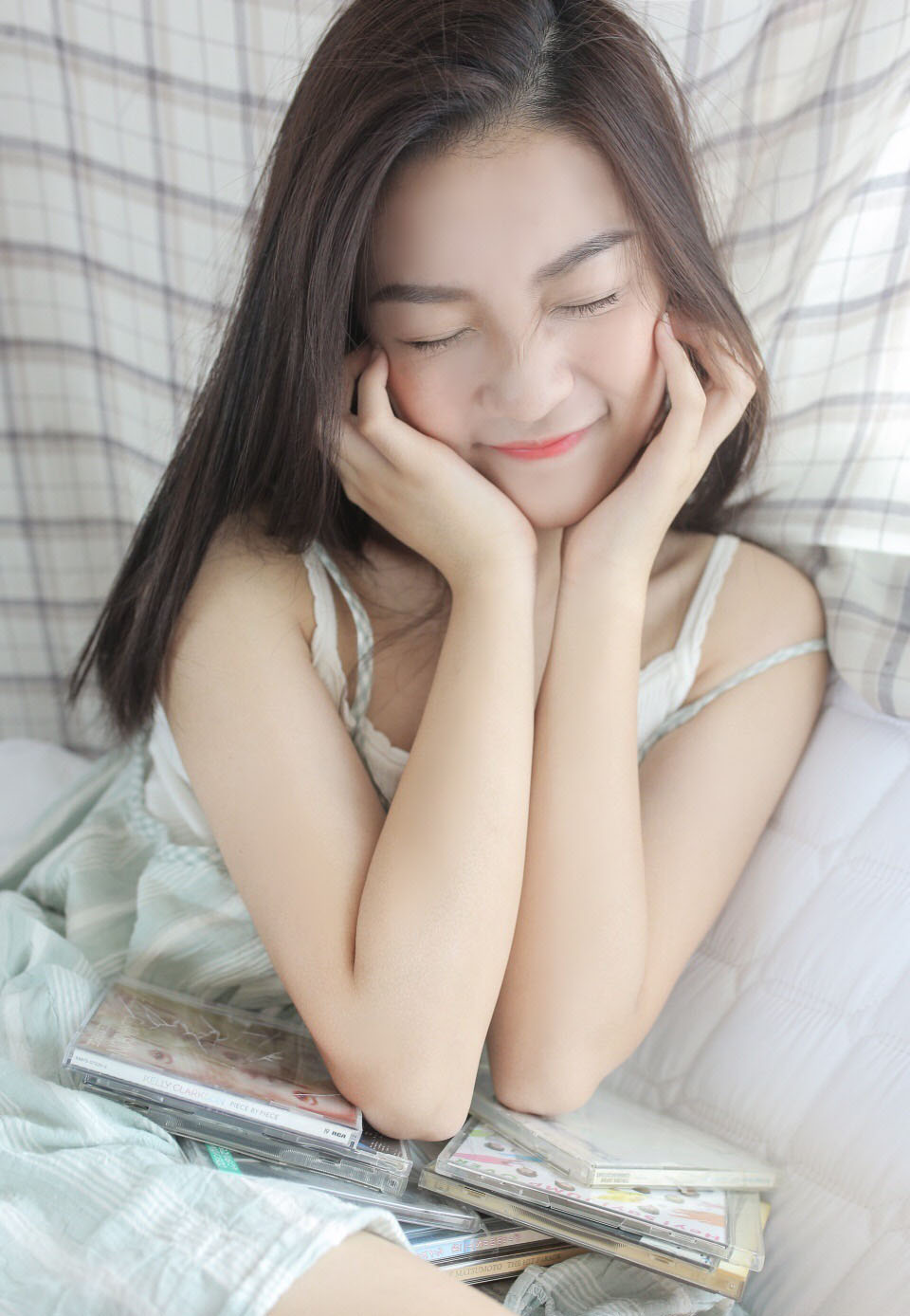 极品美女吊带短裤白丝袜诱惑写真图片