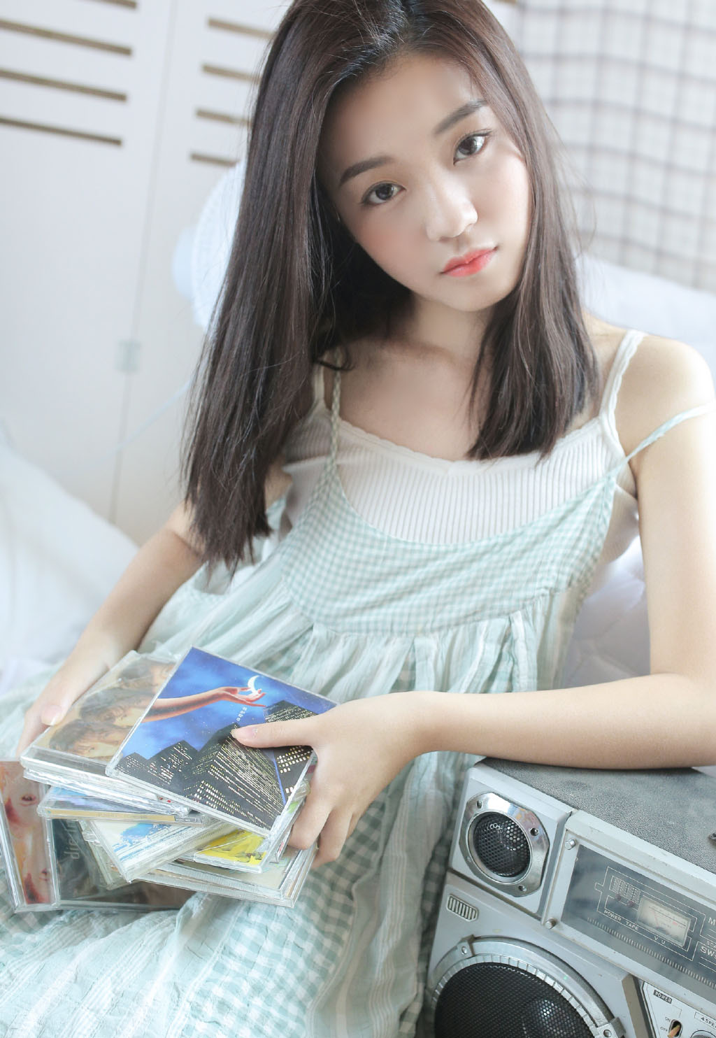 极品美女吊带短裤白丝袜诱惑写真图片