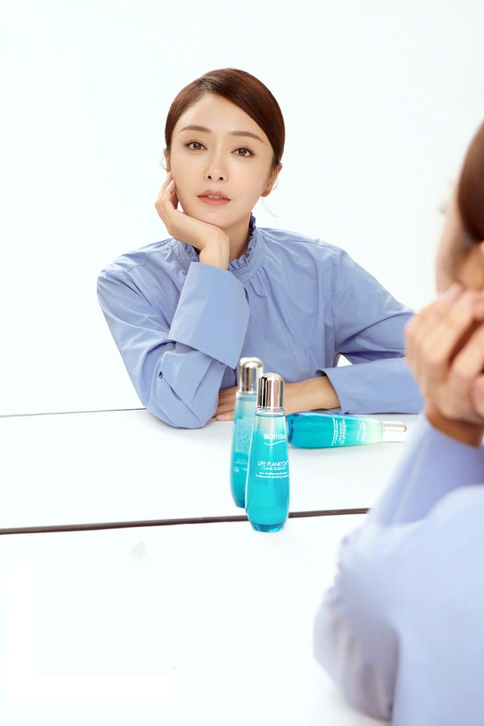 秦岚时尚家居写真图片曝光 复古红唇妩媚而优雅图片