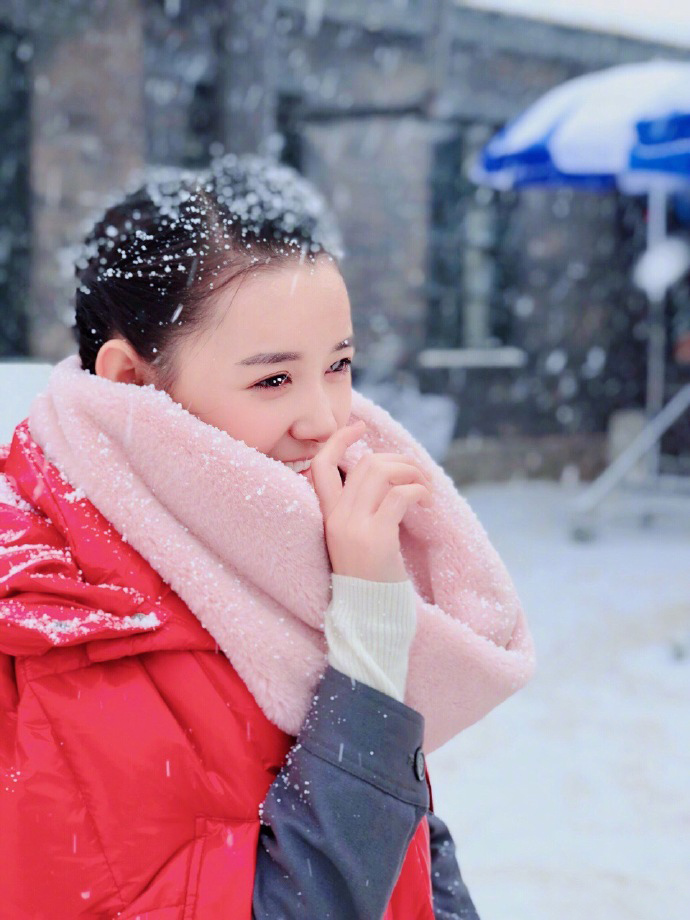 蒋依依图片 蒋依依雪中红衣甜美写真图片图片