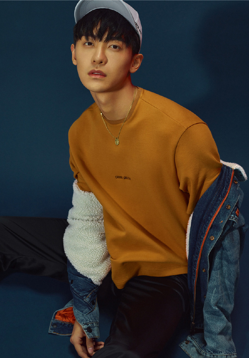 赵志伟条纹衬衫帅气街拍图片图片