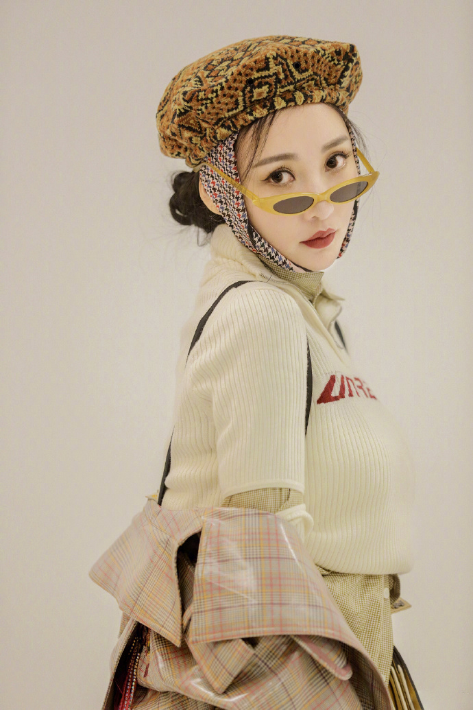 中国内地湖南衡阳女演员柳岩写真电脑桌面壁纸之网络美女图片