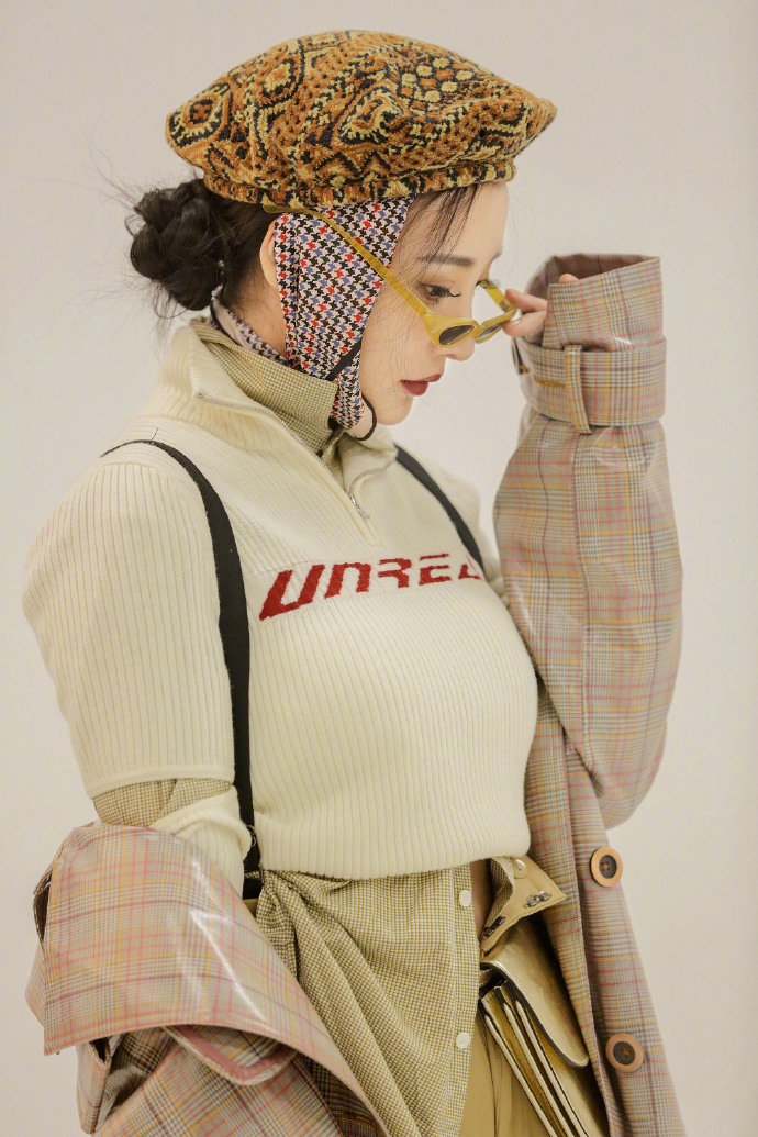 中国内地湖南衡阳女演员柳岩写真电脑桌面壁纸之网络美女图片