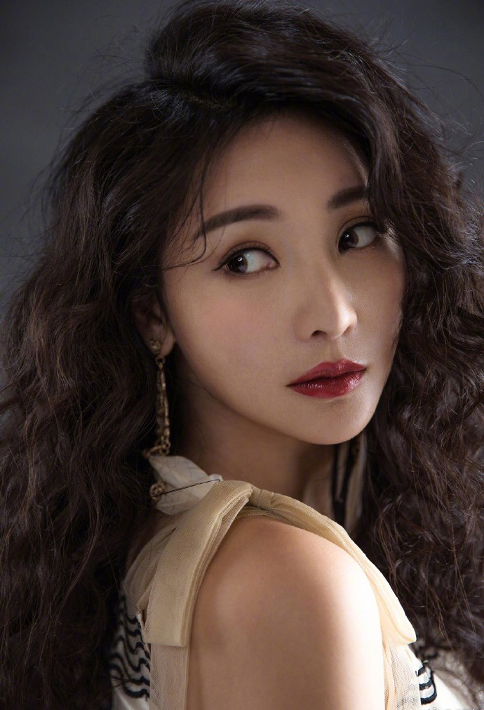 中国内地湖南衡阳女演员柳岩写真电脑桌面壁纸之网络美女图片