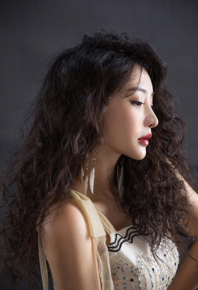 中国内地湖南衡阳女演员柳岩写真电脑桌面壁纸之网络美女图片