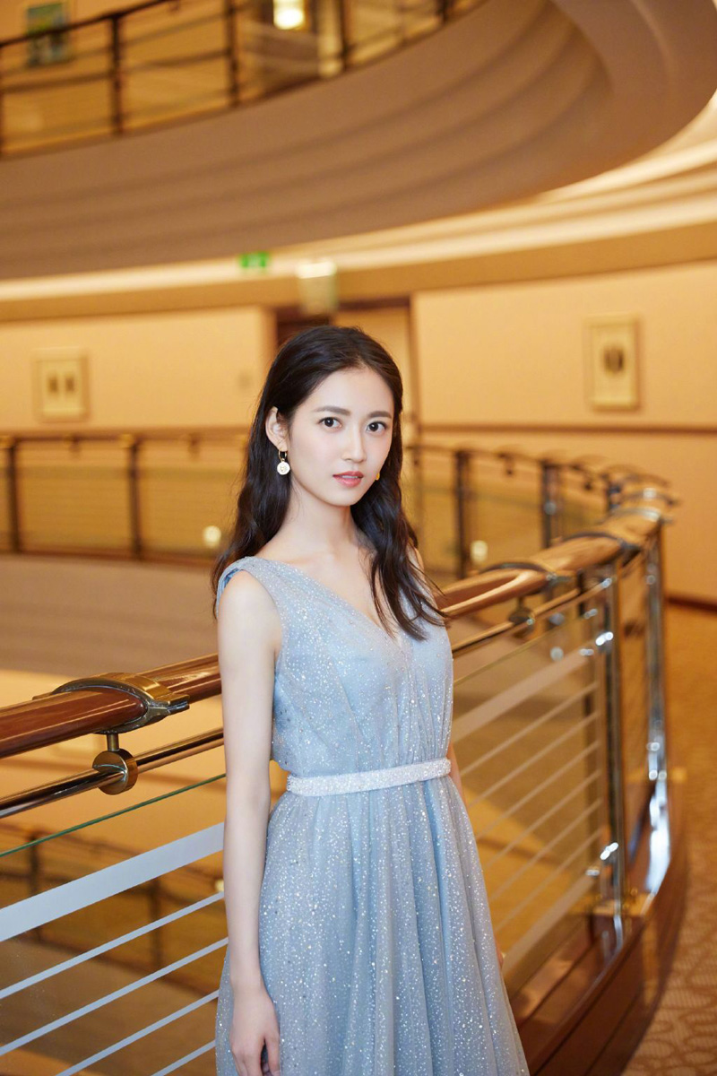 李兰迪白裙清新淡雅活力写真图片图片