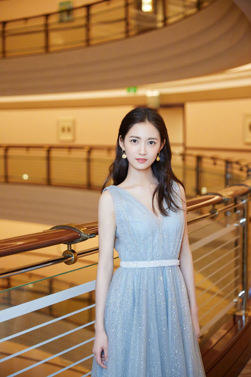 李兰迪白裙清新淡雅活力写真图片图片