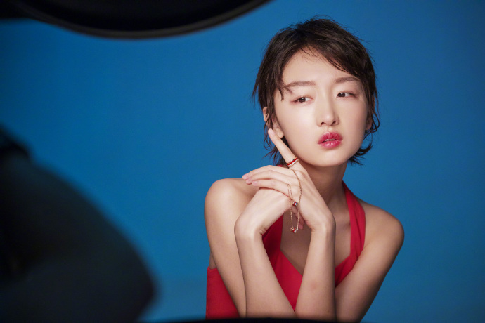高清中国内地影视河北省石家庄女演员周冬雨百变造型时尚杂志写真图片壁纸图片