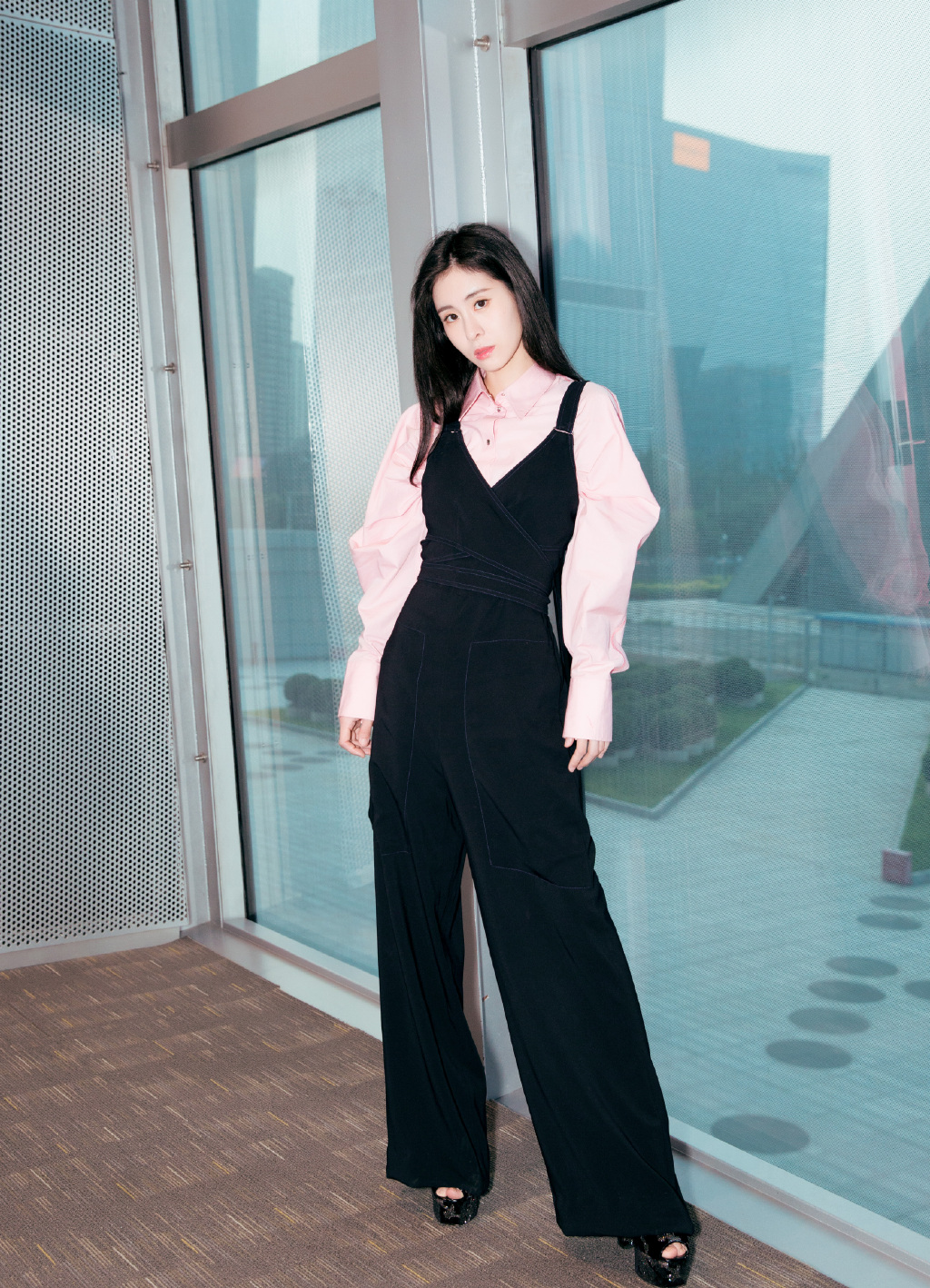 中国大陆天津女歌手张碧晨时尚养眼街拍图片图片