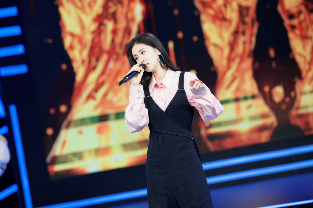 中国大陆天津女歌手张碧晨人气飙升登杂志封面尽显成熟优雅女神范儿图片