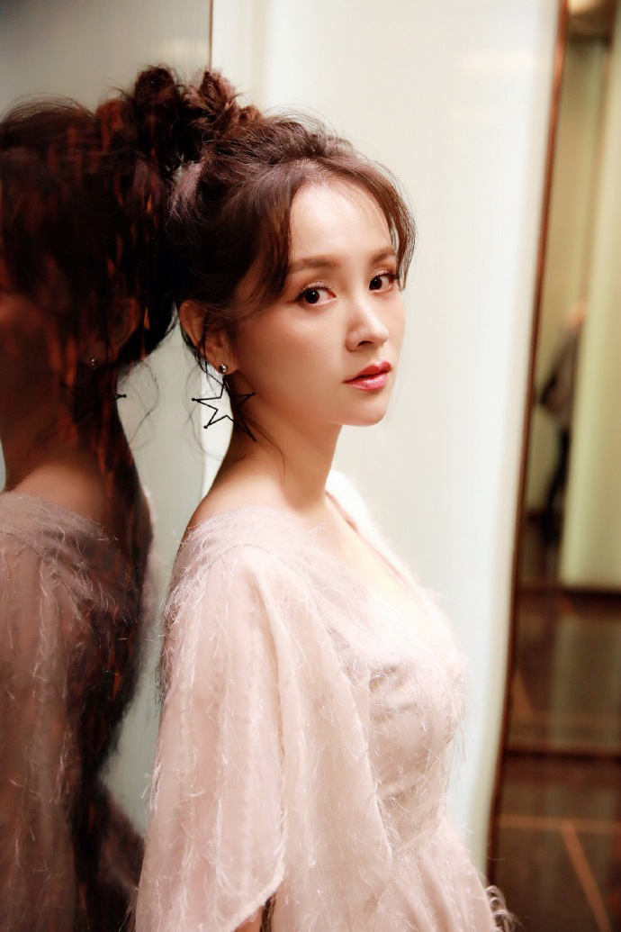 邓莎吊带白裙灵动俏皮写真图片  邓莎图片图片