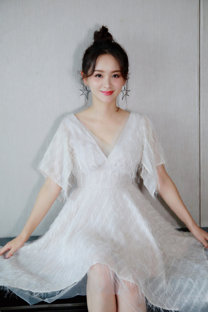邓莎吊带白裙灵动俏皮写真图片  邓莎图片图片