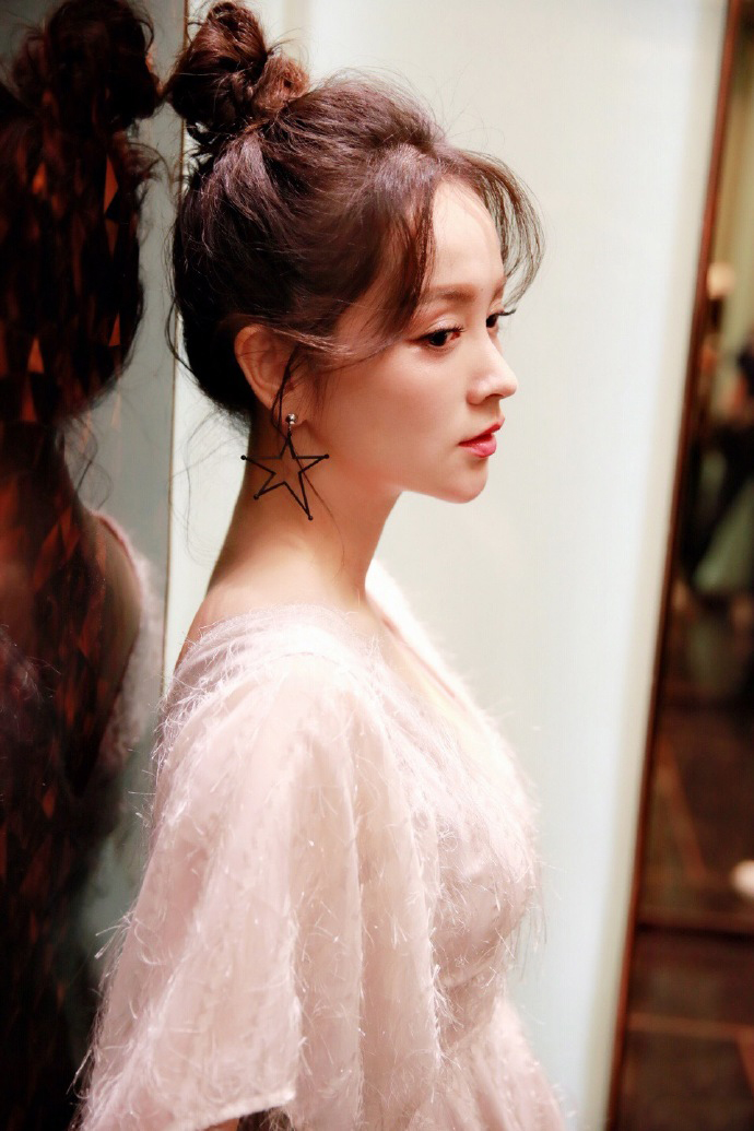 邓莎吊带白裙灵动俏皮写真图片  邓莎图片图片