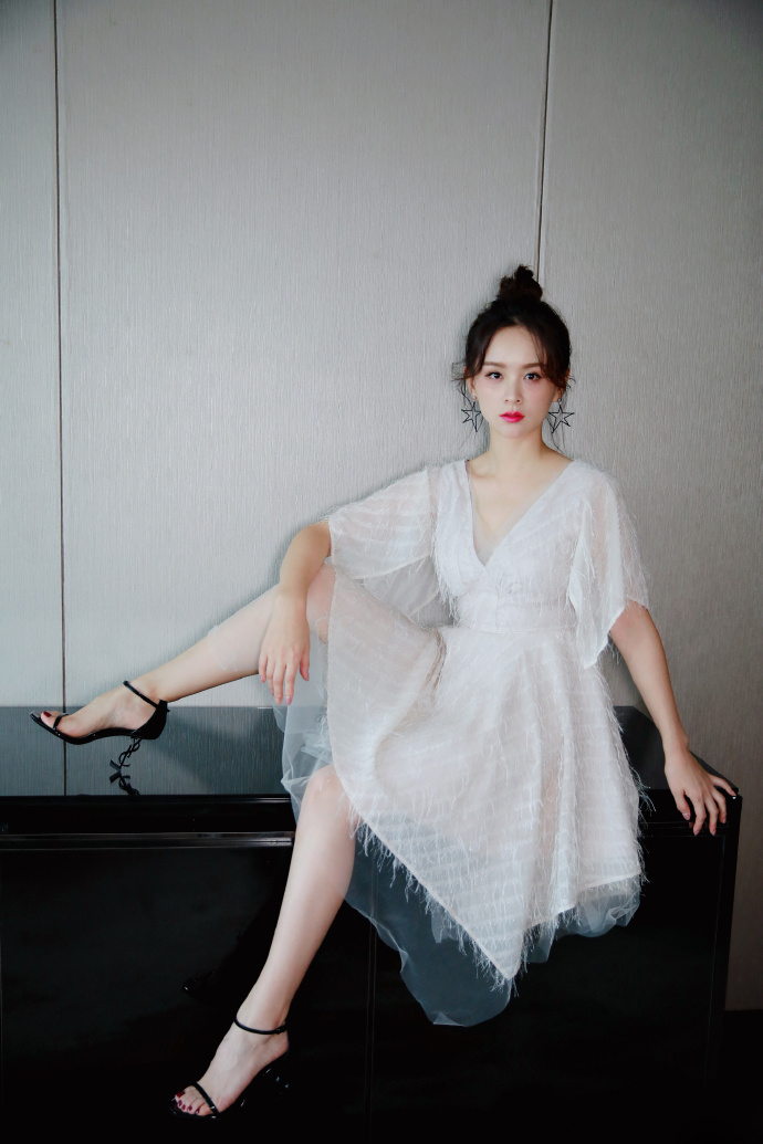 邓莎毛衣短裙秀长腿靓丽写真图片  邓莎图片图片