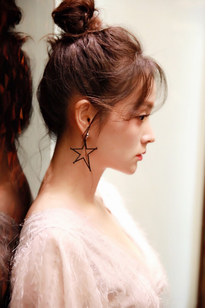 邓莎吊带白裙灵动俏皮写真图片  邓莎图片图片