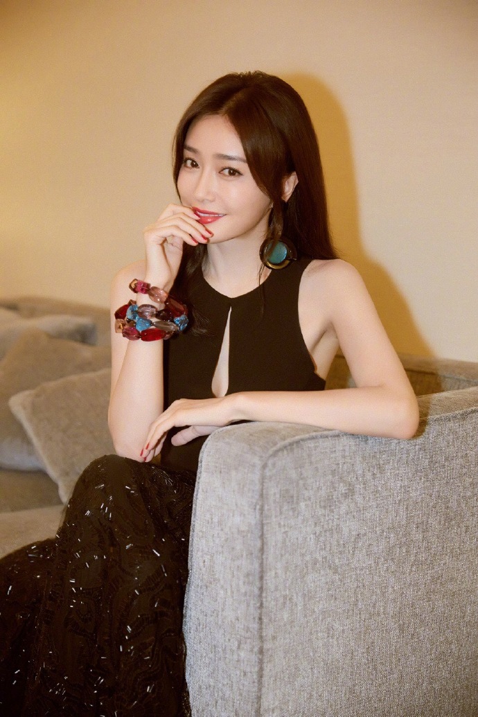 秦岚异国风情写真图片 性感红唇成熟妩媚图片