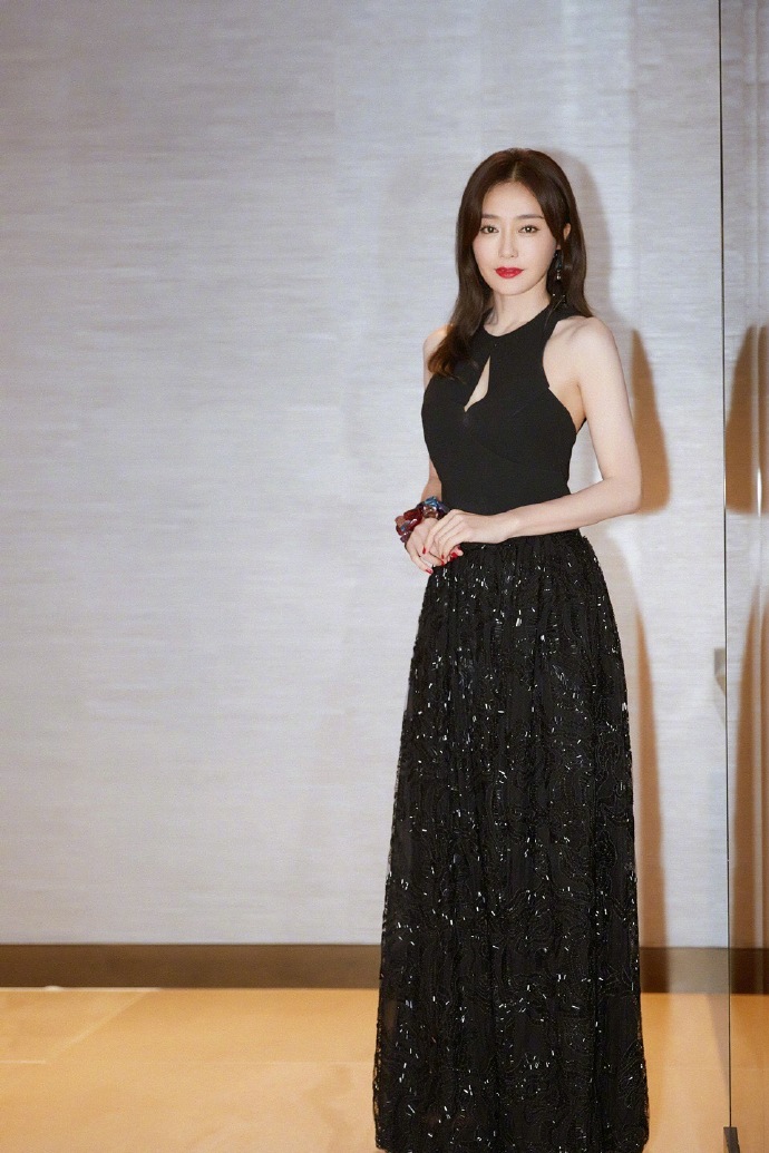 秦岚异国风情写真图片 性感红唇成熟妩媚图片