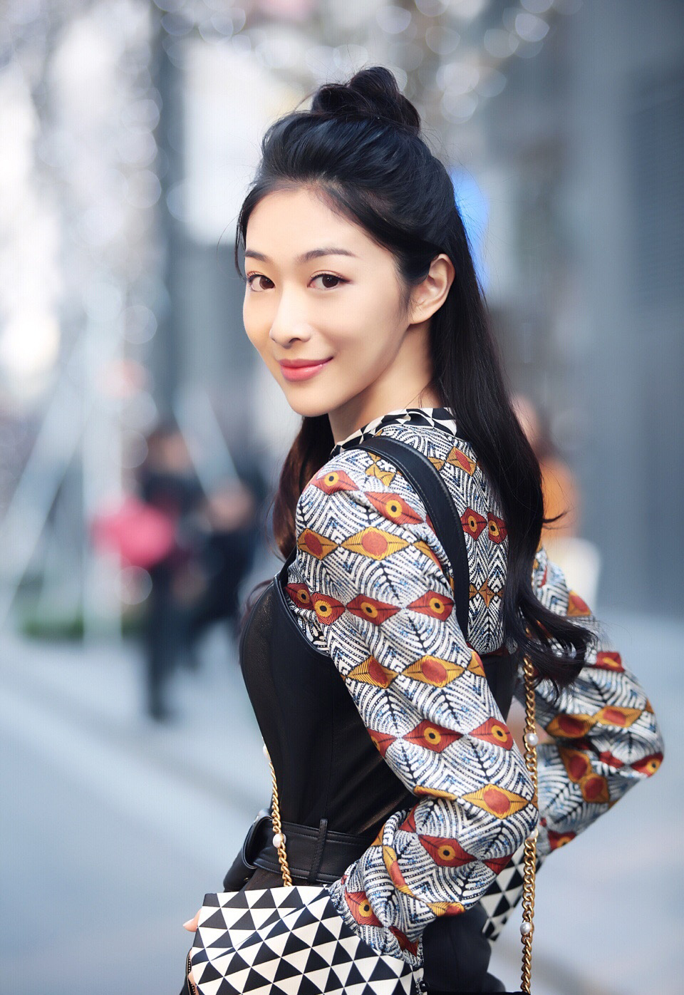钟祺图片 钟祺清新性感午后户外写真图片