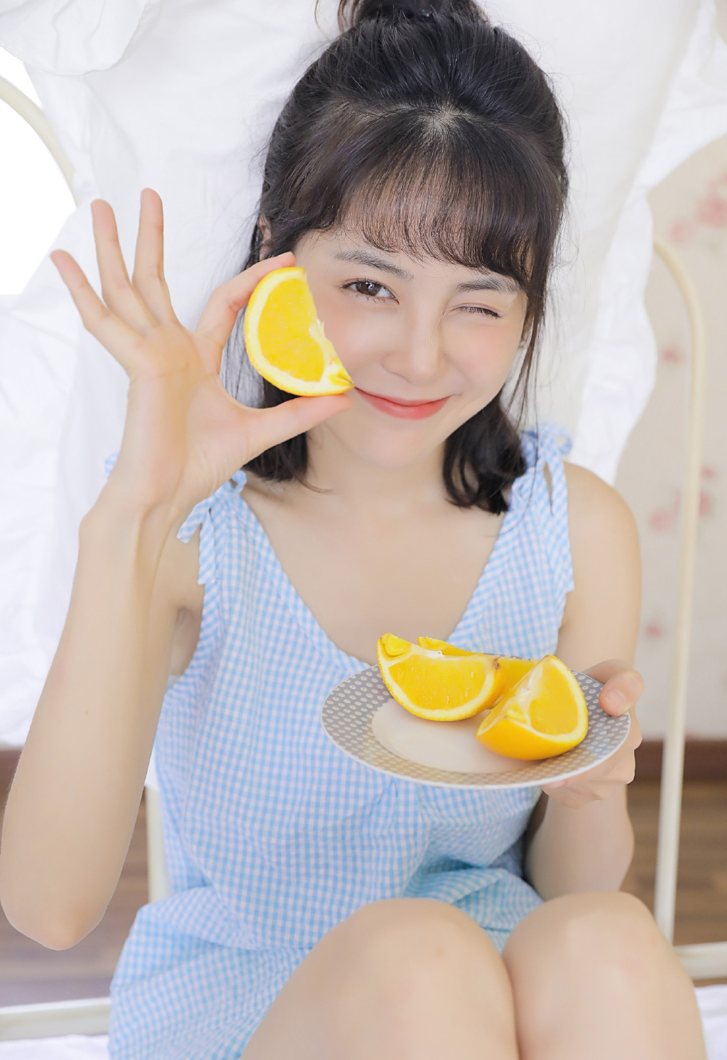 极品美女吊带短裤白丝袜诱惑写真图片