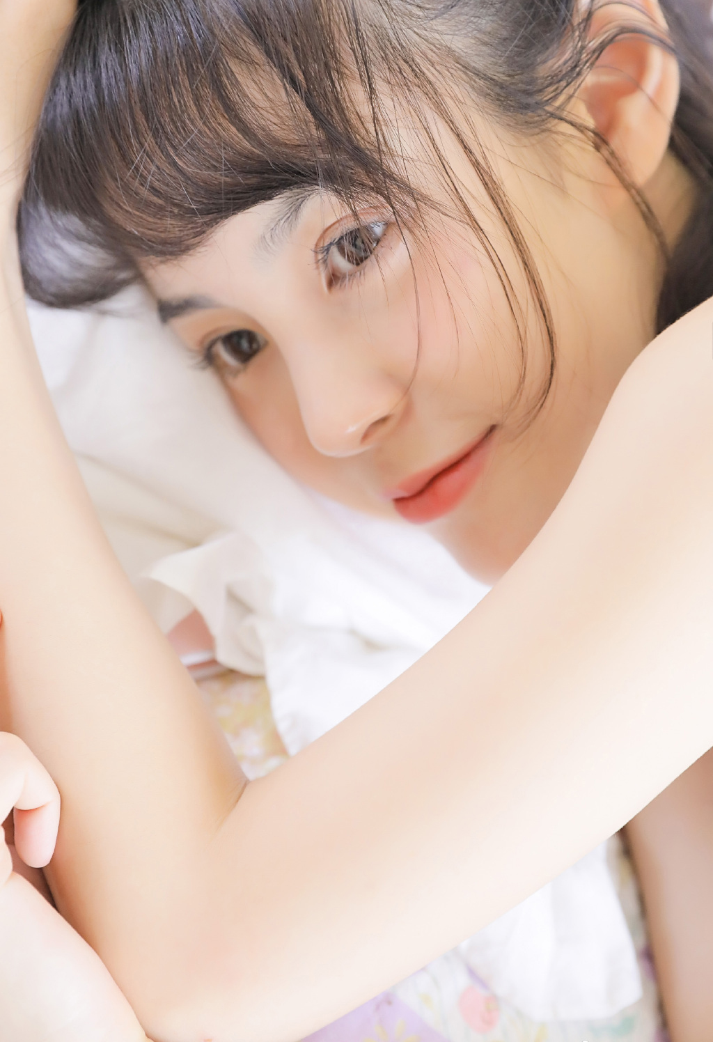 极品美女吊带短裤白丝袜诱惑写真图片
