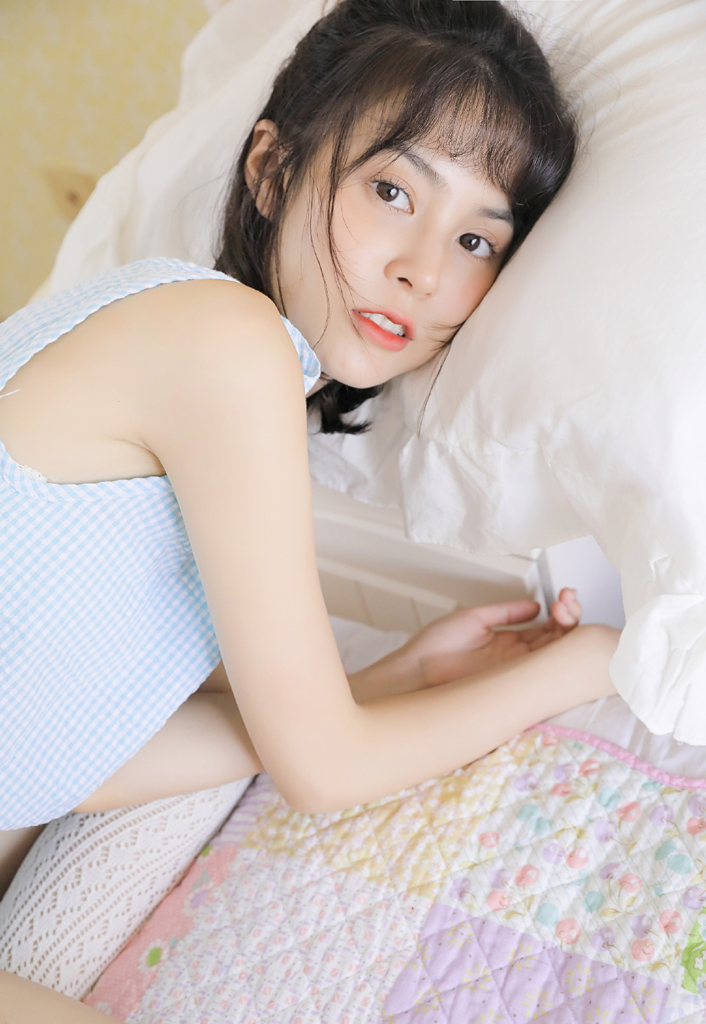 极品美女吊带短裤白丝袜诱惑写真图片