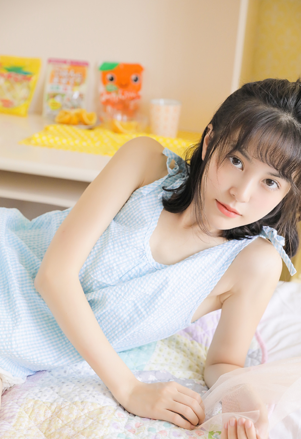 极品美女吊带短裤白丝袜诱惑写真图片