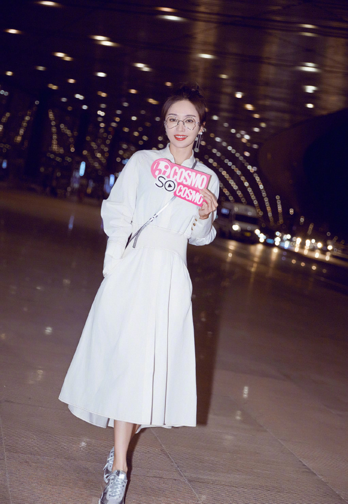 秦岚异国风情写真图片 性感红唇成熟妩媚图片
