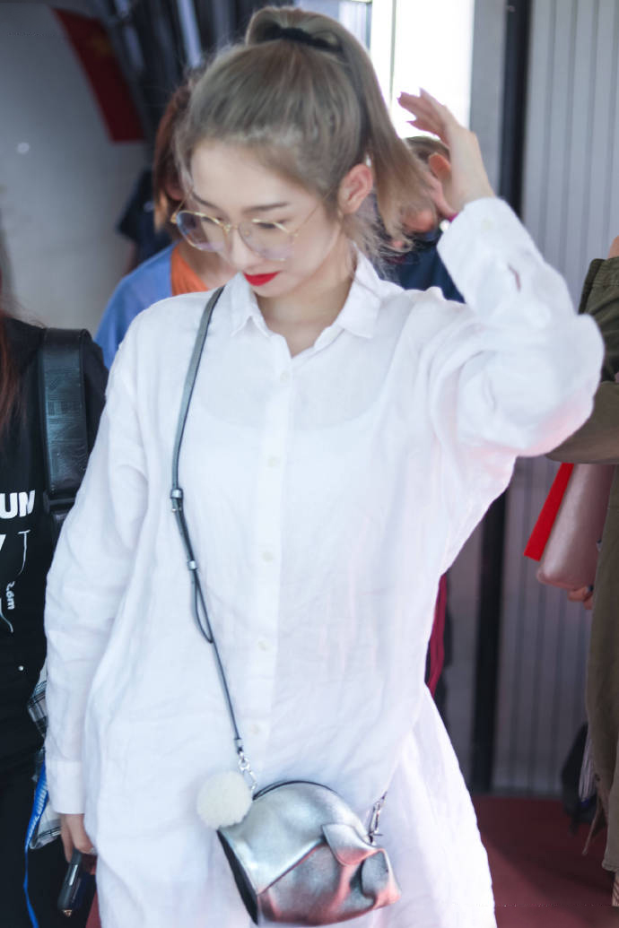 高清女明星孟美岐酷美西装写真图片图片