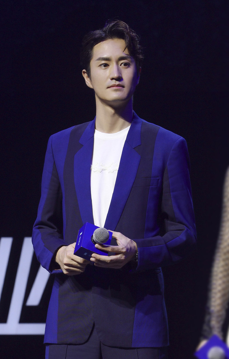 大陆北京人艺男演员杨玏儒雅帅气西装写真图片图片