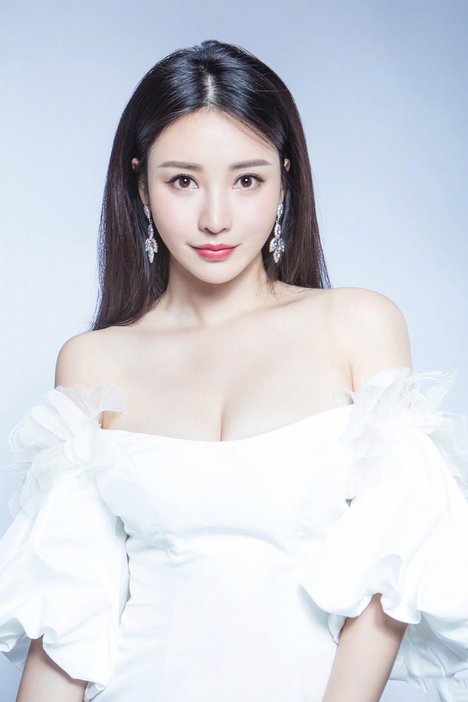 中国内地湖南衡阳女演员柳岩写真电脑桌面壁纸之网络美女图片