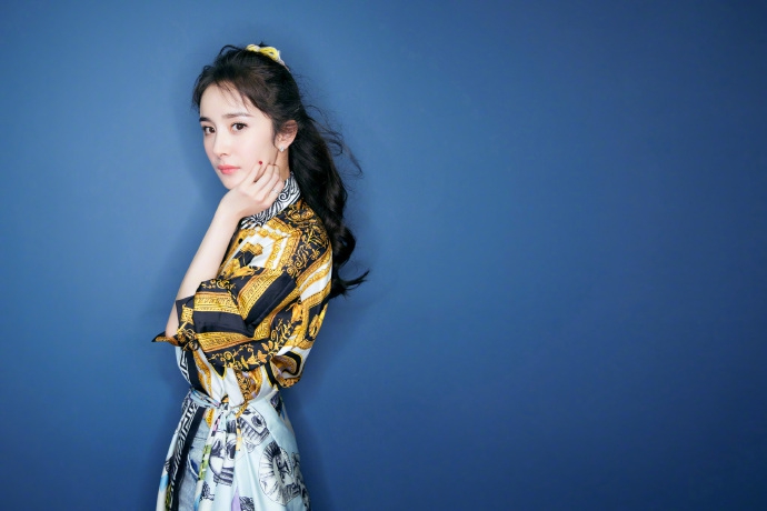 中国内地北京影视女演员杨幂波浪卷发性感写真图片图片