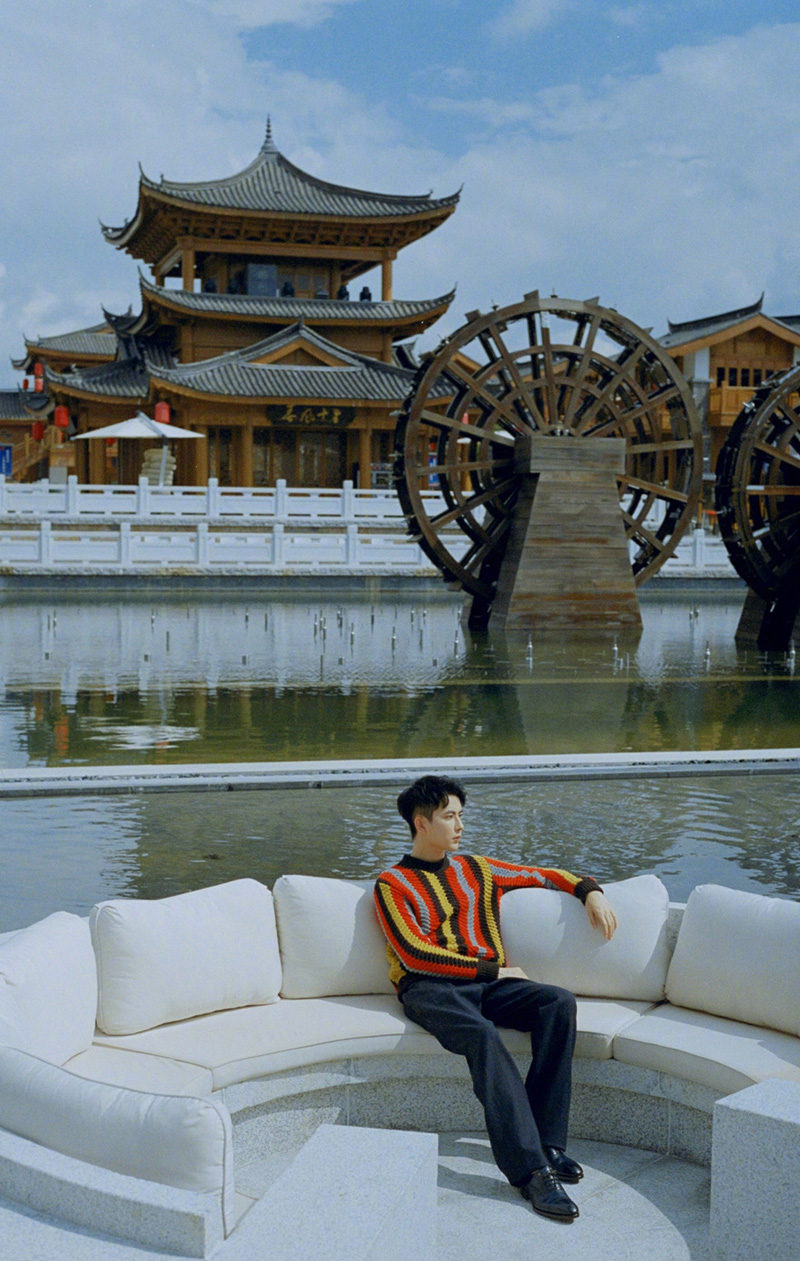 高清新疆乌鲁木齐男明星于朦胧西装白鞋出席某活动现场写真图片图片