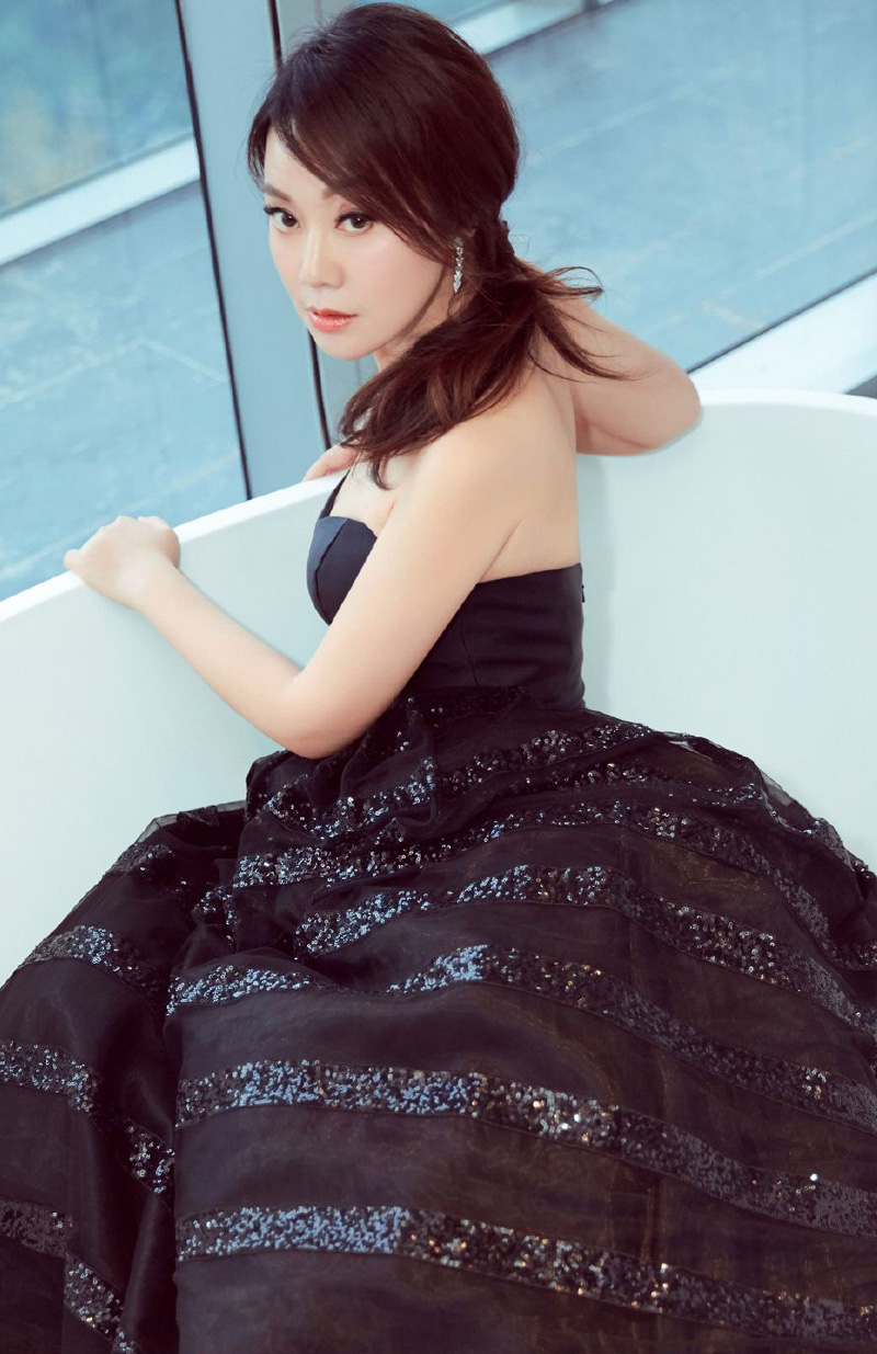 中国陕西西安影视女演员闫妮露背礼服性感御姐风写真图片图片