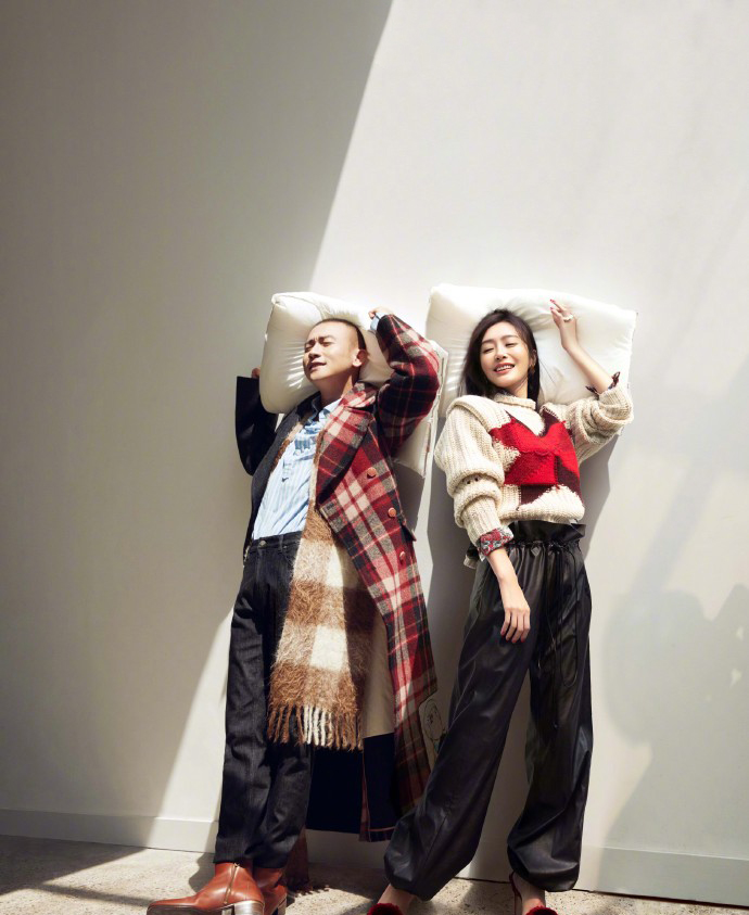 秦岚时尚家居写真图片曝光 复古红唇妩媚而优雅图片