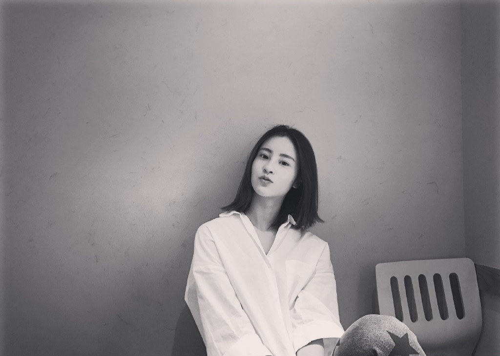 高清女星小龙女毛晓慧白衬衣写真图片图片