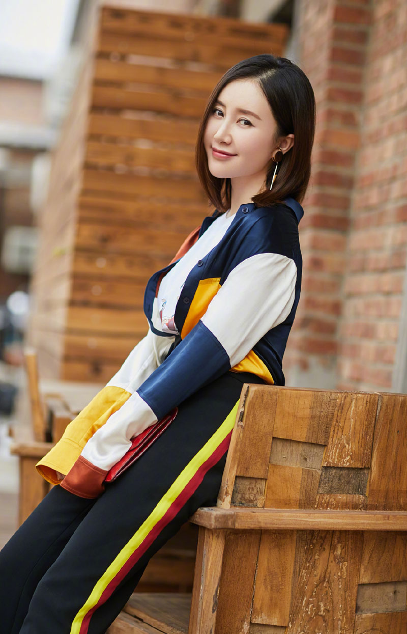 高清吉林美女演员舒畅春日街拍图片图片