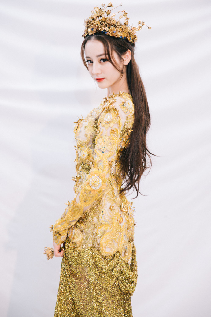 新疆乌鲁木齐美女演员迪丽热巴最新杂志写真图片图片