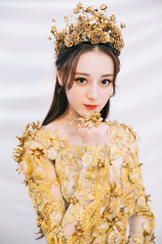 新疆乌鲁木齐美女演员迪丽热巴最新杂志写真图片图片