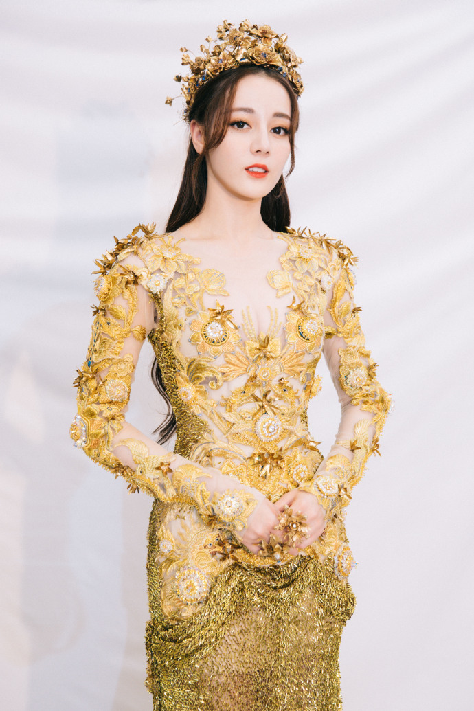 新疆乌鲁木齐美女演员迪丽热巴最新杂志写真图片图片
