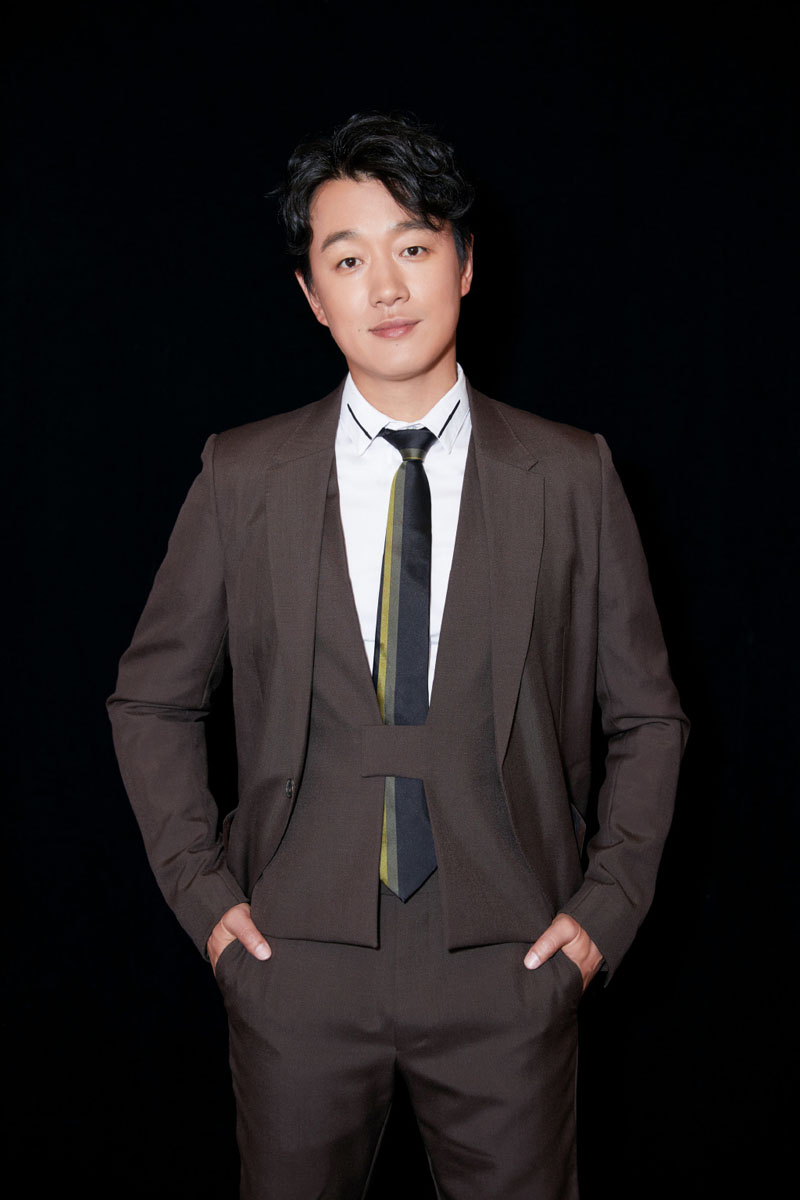 高清中国大陆辽宁省抚顺市新抚男演员佟大为关悦庆婚六周年杂志写真图片