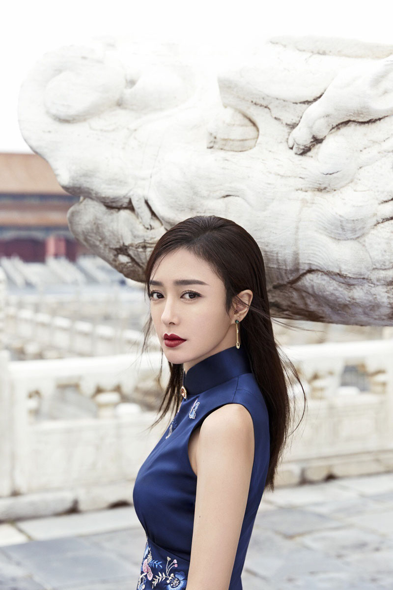 秦岚时尚家居写真图片曝光 复古红唇妩媚而优雅图片