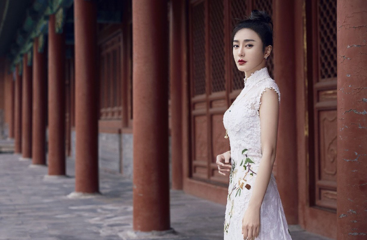 秦岚时尚家居写真图片曝光 复古红唇妩媚而优雅图片