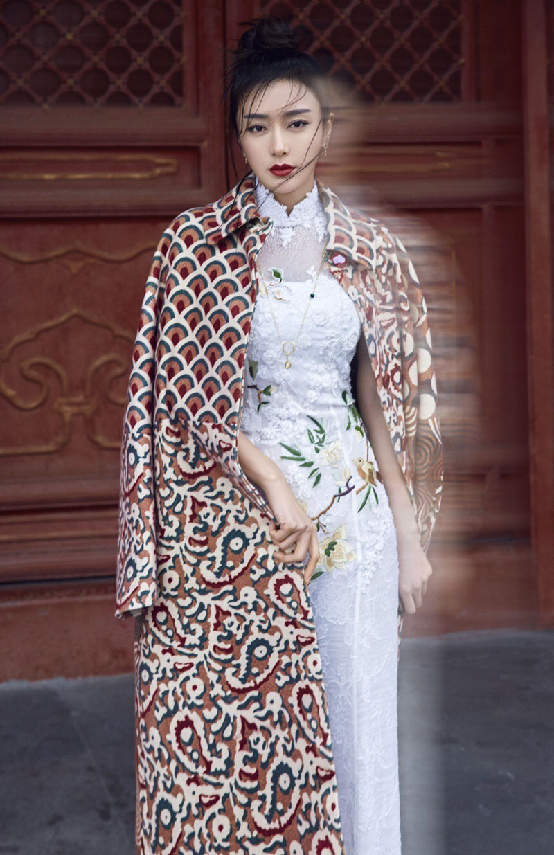 秦岚时尚家居写真图片曝光 复古红唇妩媚而优雅图片