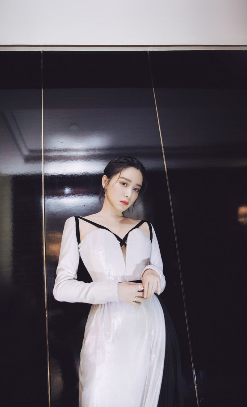 高清中国内地代黑龙江省哈尔滨新生女演员阚清子眼眸动人清新性感时尚大气艺术写真图片图片
