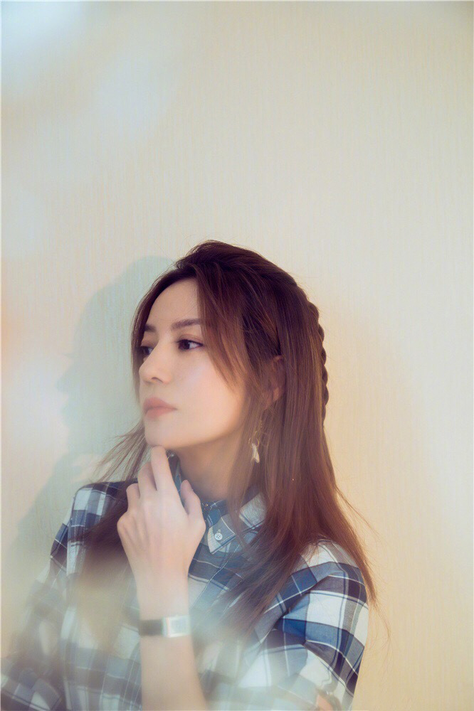 吴磊拼色格子衫帅气写真图片