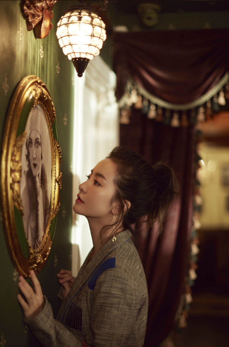 中国内地湖南省邵阳女演员李晟夏日绚丽大片花朵写真明艳动人图片