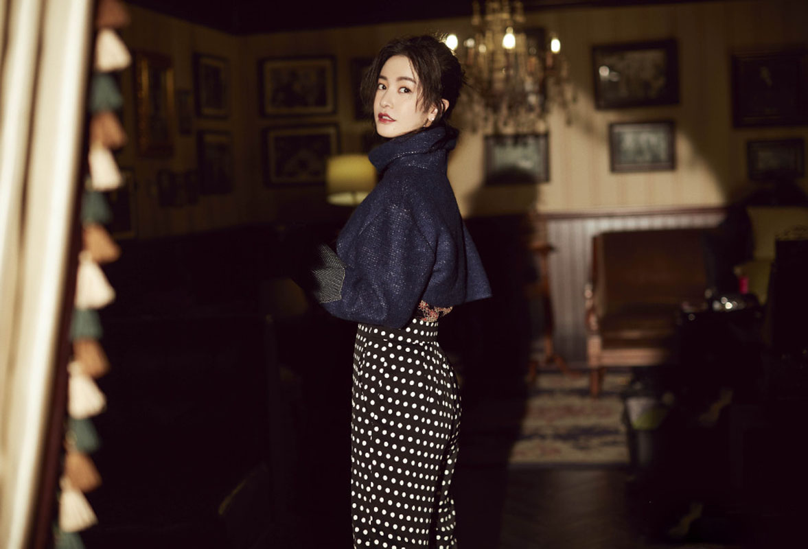 中国内地湖南省邵阳女演员李晟夏日绚丽大片花朵写真明艳动人图片