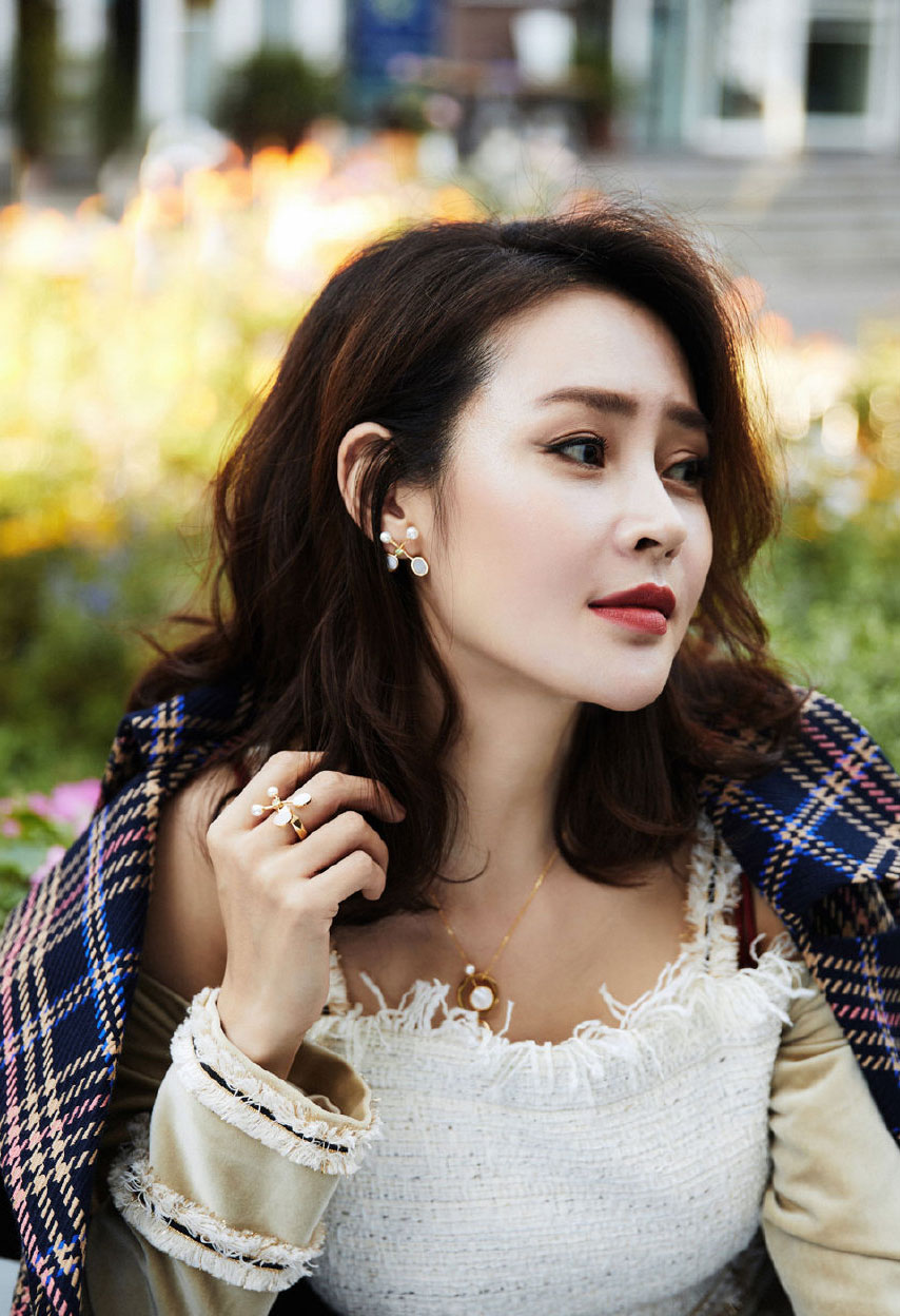 中国内地吉林省长春市南关女演员于明加Lorla气质美女明星床上调皮写真图片 中国内地吉林省长春市南关女演员于明加Lorla气质美女明星床上调皮写真图片
